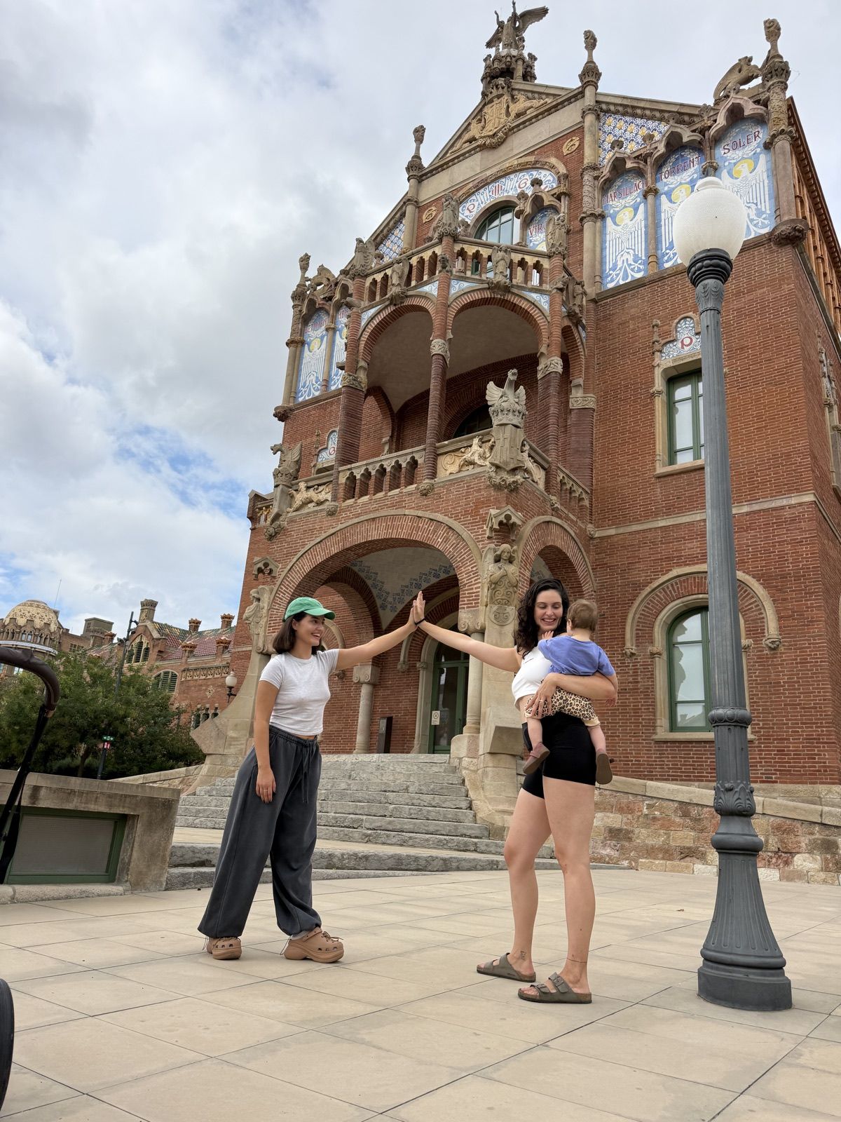 Дана і Вікі дають п’ять перед Hospital de Sant Pau у Барселоні